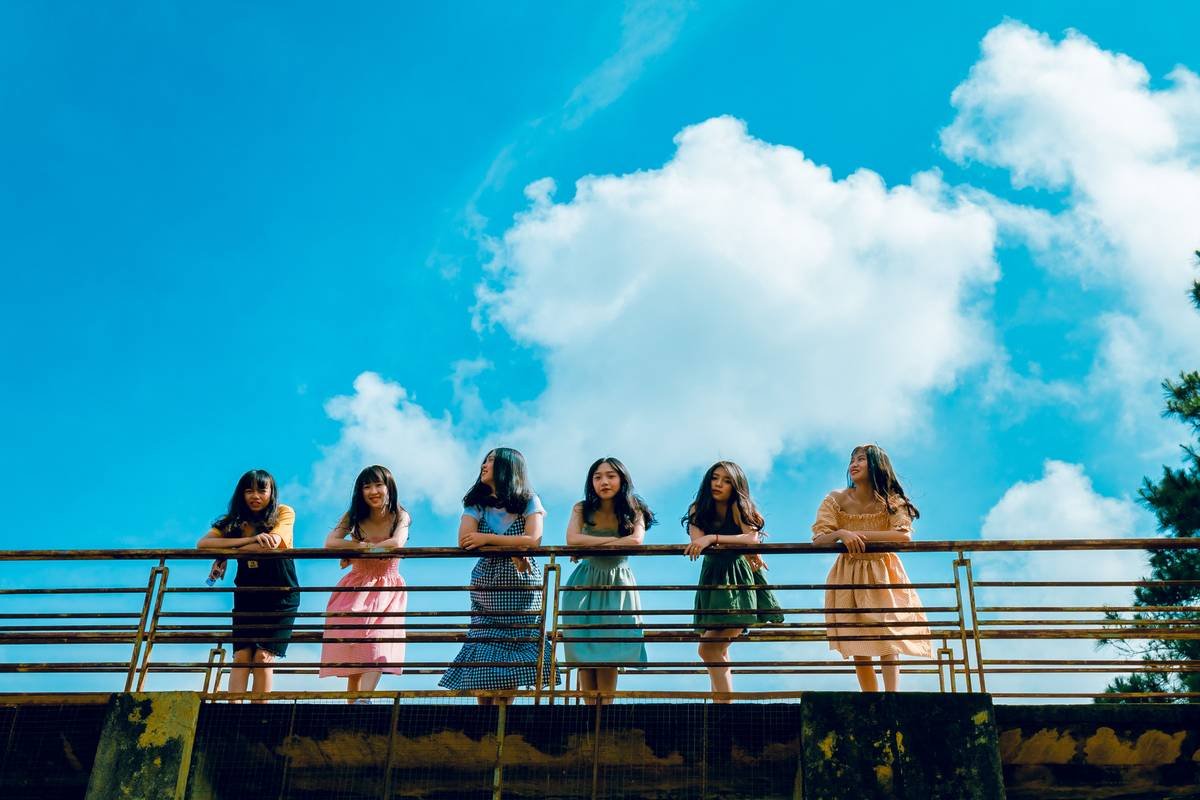 Graph showing Mamamoo's consistent live vocal accuracy compared to top K-pop groups, based on 2023 fan analysis