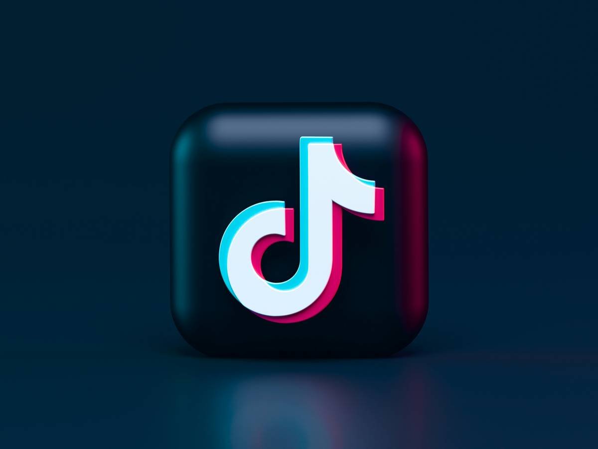 TikTok 3d Icon Concept. Dark Mode Style 🖤 Write me: alexanderbemore@gmail.com, if you need 3D visuals for your products. Made the 3d icon of video-sharing social networking service owned by ByteDance.